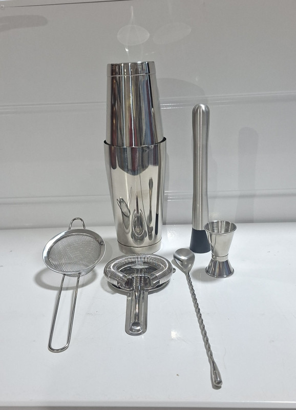 Cocktails shaker set